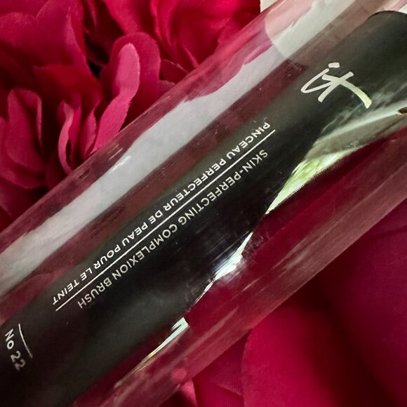 Lot of 3 It Cosmetics Items: FULL SIZE CC Cream, No. 22 brush & .47 Pillow Cream - Picture 4 of 6